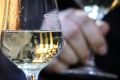 Как белое вино угрожает зубам: мнение стоматолога