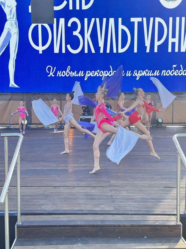 Зрители и участники церемонии награждения в День физкультурника смогли посмотреть показательные выступления ребят из спортивной школы «Медведь» и воспитаниц спортшколы № 2 Зрители и участники церемонии награждения в День физкультурника смогли посмотреть показательные выступления ребят из спортивной школы «Медведь» и воспитаниц спортшколы № 2