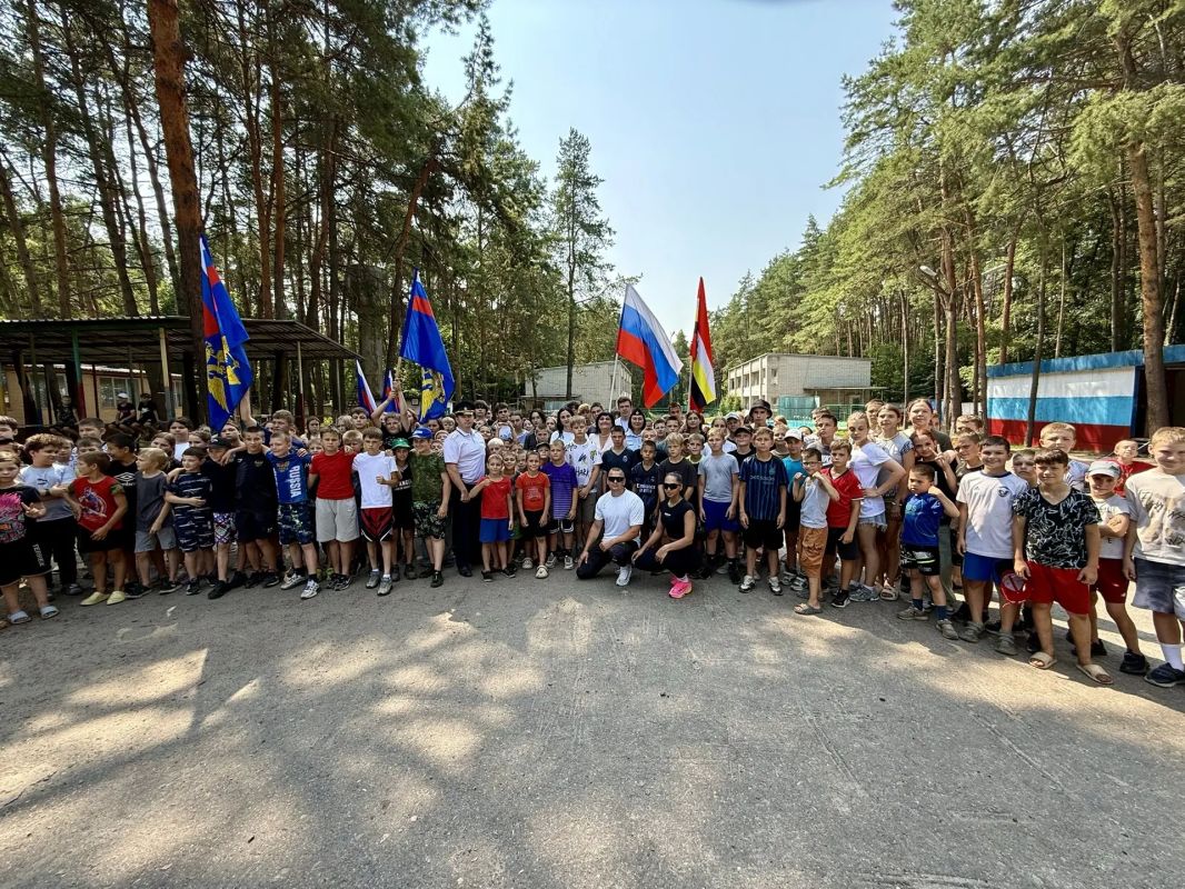 Во Всероссийский день физкультурника в Курске полицейские и члены общественного совета при УМВД провели акцию «Зарядка со стражем порядка», подарив юным жителям региона заряд бодрости и полезные знания Во Всероссийский день физкультурника в Курске полицейские и члены общественного совета при УМВД провели акцию «Зарядка со стражем порядка», подарив юным жителям региона заряд бодрости и полезные знания