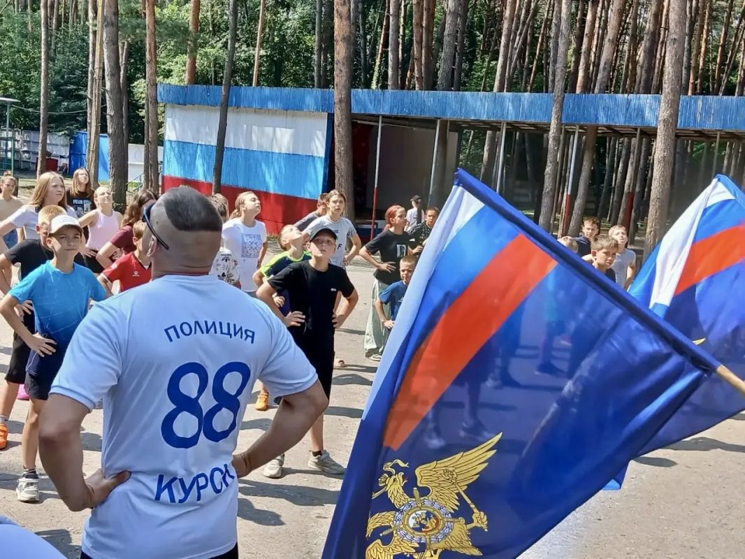 Во Всероссийский день физкультурника в Курске полицейские и члены общественного совета при УМВД провели акцию «Зарядка со стражем порядка», подарив юным жителям региона заряд бодрости и полезные знания Во Всероссийский день физкультурника в Курске полицейские и члены общественного совета при УМВД провели акцию «Зарядка со стражем порядка», подарив юным жителям региона заряд бодрости и полезные знания