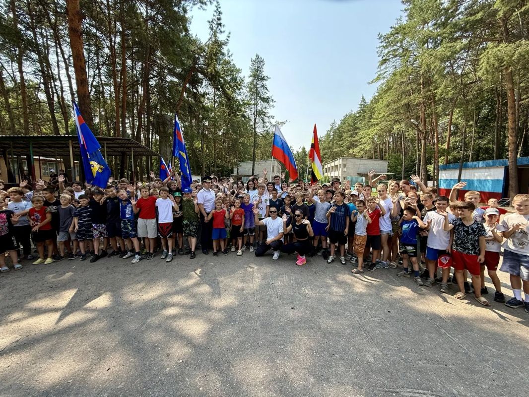 Во Всероссийский день физкультурника в Курске полицейские и члены общественного совета при УМВД провели акцию «Зарядка со стражем порядка», подарив юным жителям региона заряд бодрости и полезные знания Во Всероссийский день физкультурника в Курске полицейские и члены общественного совета при УМВД провели акцию «Зарядка со стражем порядка», подарив юным жителям региона заряд бодрости и полезные знания