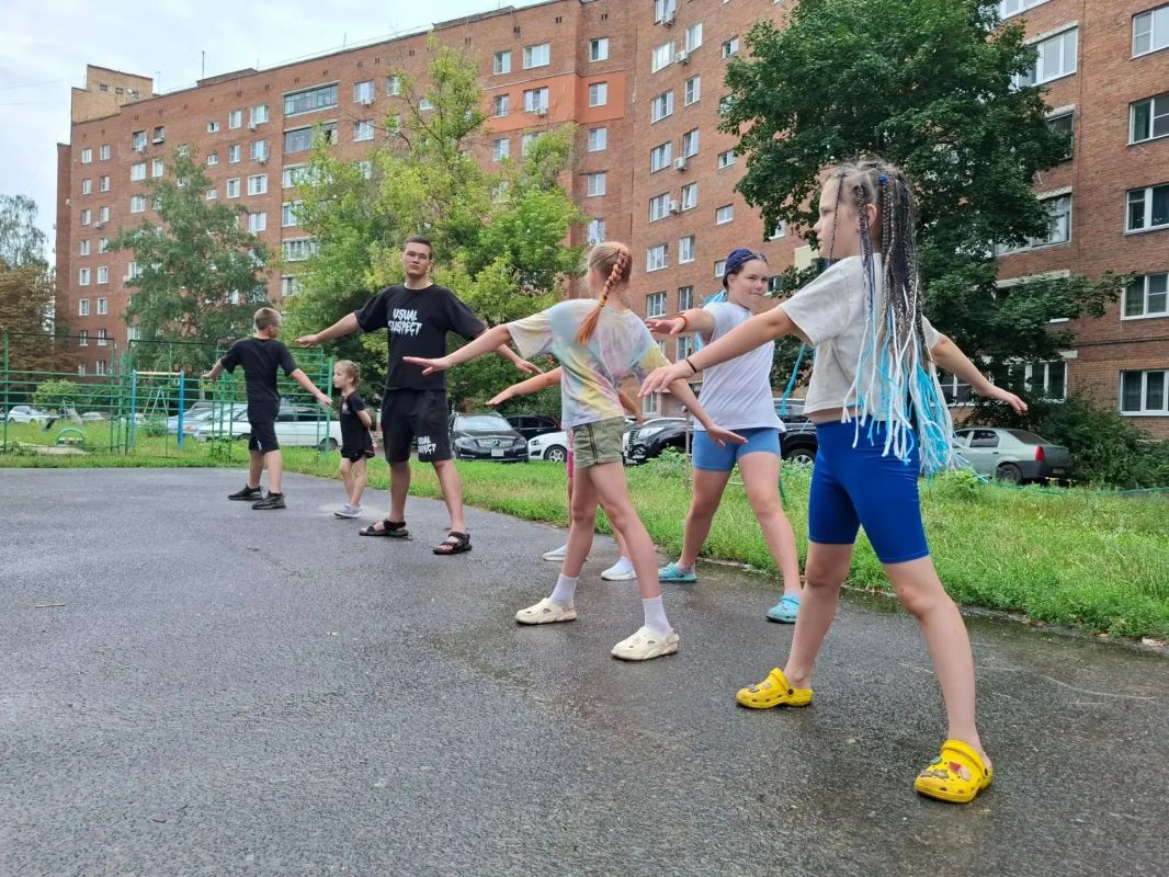 Соседи, выходите на зарядку! Соседи, выходите на зарядку!