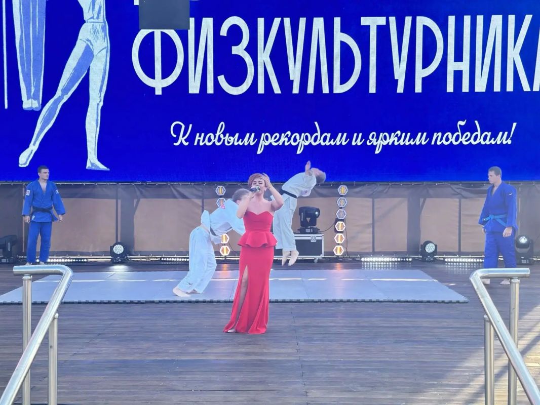 Зрители и участники церемонии награждения в День физкультурника смогли посмотреть показательные выступления ребят из спортивной школы «Медведь» и воспитаниц спортшколы № 2 Зрители и участники церемонии награждения в День физкультурника смогли посмотреть показательные выступления ребят из спортивной школы «Медведь» и воспитаниц спортшколы № 2