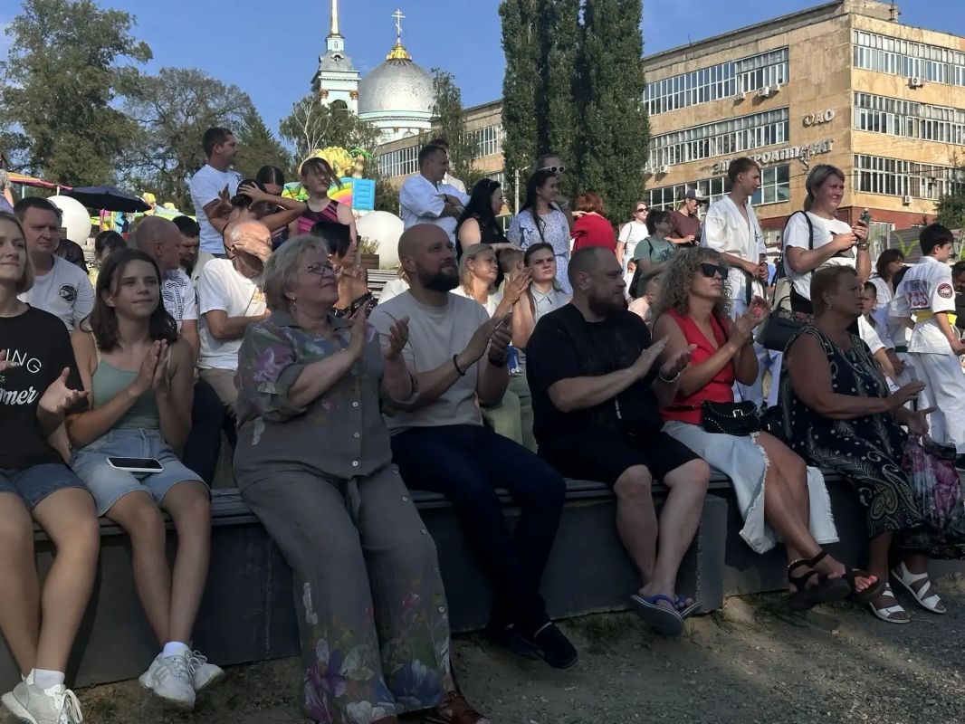 Зрители и участники церемонии награждения в День физкультурника смогли посмотреть показательные выступления ребят из спортивной школы «Медведь» и воспитаниц спортшколы № 2 Зрители и участники церемонии награждения в День физкультурника смогли посмотреть показательные выступления ребят из спортивной школы «Медведь» и воспитаниц спортшколы № 2