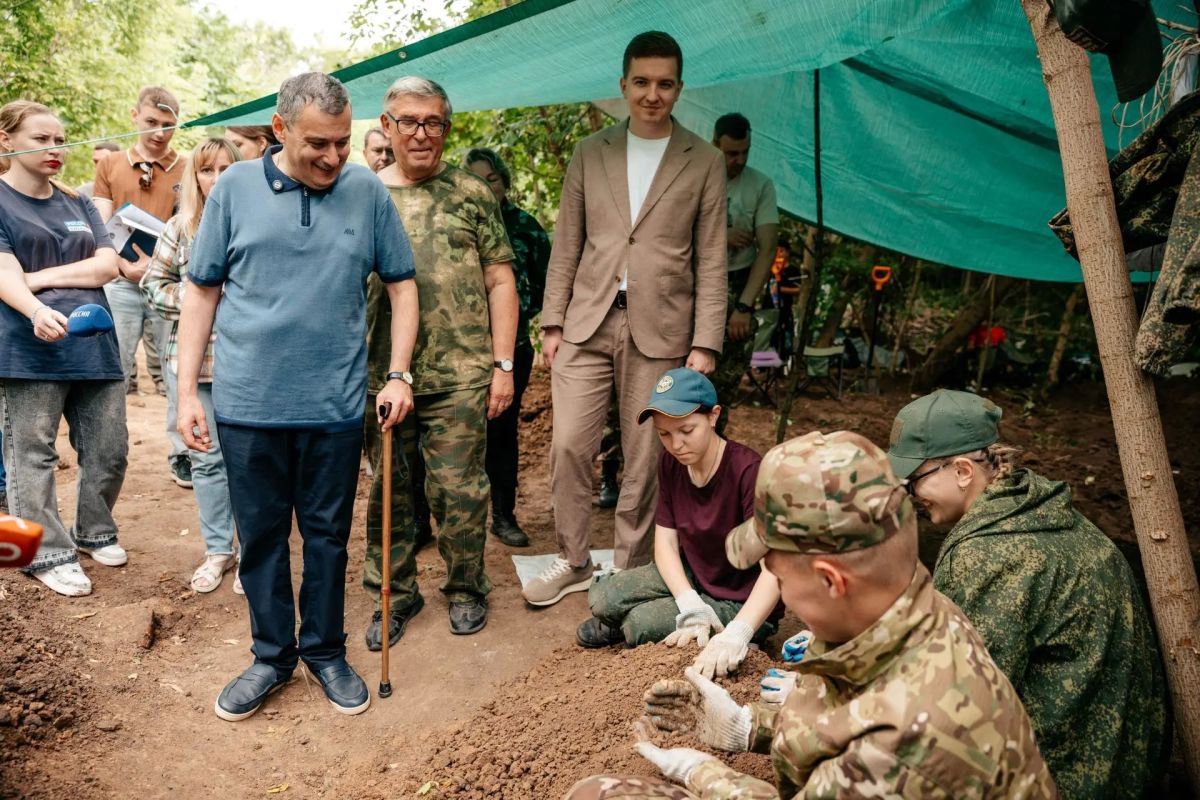 Губернатор Курской области Александр Хинштейн посетил место поисковой экспедиции «Без срока давности», которая проводится на территории Знаменской рощи в Курске Губернатор Курской области Александр Хинштейн посетил место поисковой экспедиции «Без срока давности», которая проводится на территории Знаменской рощи в Курске