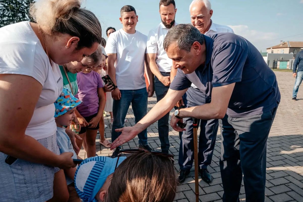 Губернатор Курской области Александр Хинштейн в ходе рабочей поездки в Медвенский район проинспектировал благоустройство общественного пространства «Советский сад», а также принял участие в открытии нового теннисного корта в... Губернатор Курской области Александр Хинштейн в ходе рабочей поездки в Медвенский район проинспектировал благоустройство общественного пространства «Советский сад», а также принял участие в открытии нового теннисного корта в...