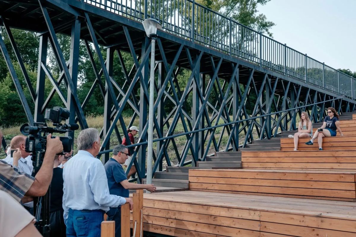 В Медвенке Курской области открыли теннисный корт и преображают «Советский сад» В Медвенке Курской области открыли теннисный корт и преображают «Советский сад»