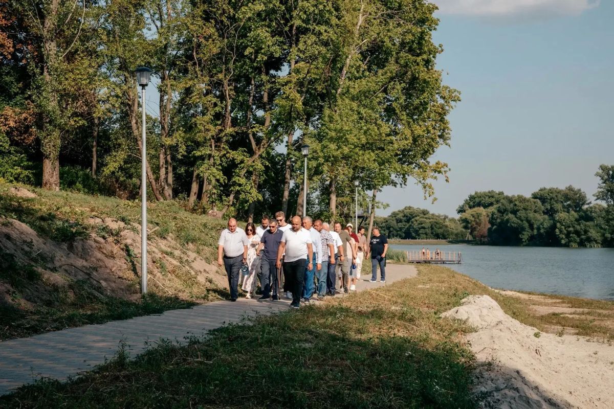 Губернатор Курской области Александр Хинштейн в ходе рабочей поездки в Медвенский район проинспектировал благоустройство общественного пространства «Советский сад», а также принял участие в открытии нового теннисного корта в... Губернатор Курской области Александр Хинштейн в ходе рабочей поездки в Медвенский район проинспектировал благоустройство общественного пространства «Советский сад», а также принял участие в открытии нового теннисного корта в...