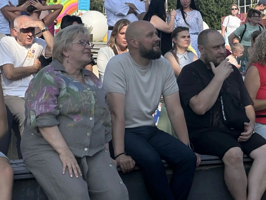 Зрители и участники церемонии награждения в День физкультурника смогли посмотреть показательные выступления ребят из спортивной школы «Медведь» и воспитаниц спортшколы № 2 Зрители и участники церемонии награждения в День физкультурника смогли посмотреть показательные выступления ребят из спортивной школы «Медведь» и воспитаниц спортшколы № 2