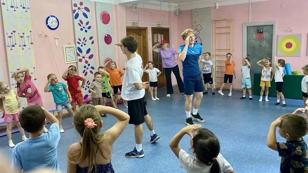 Курские дошколята отметили День физкультурника по-спортивному Курские дошколята отметили День физкультурника по-спортивному