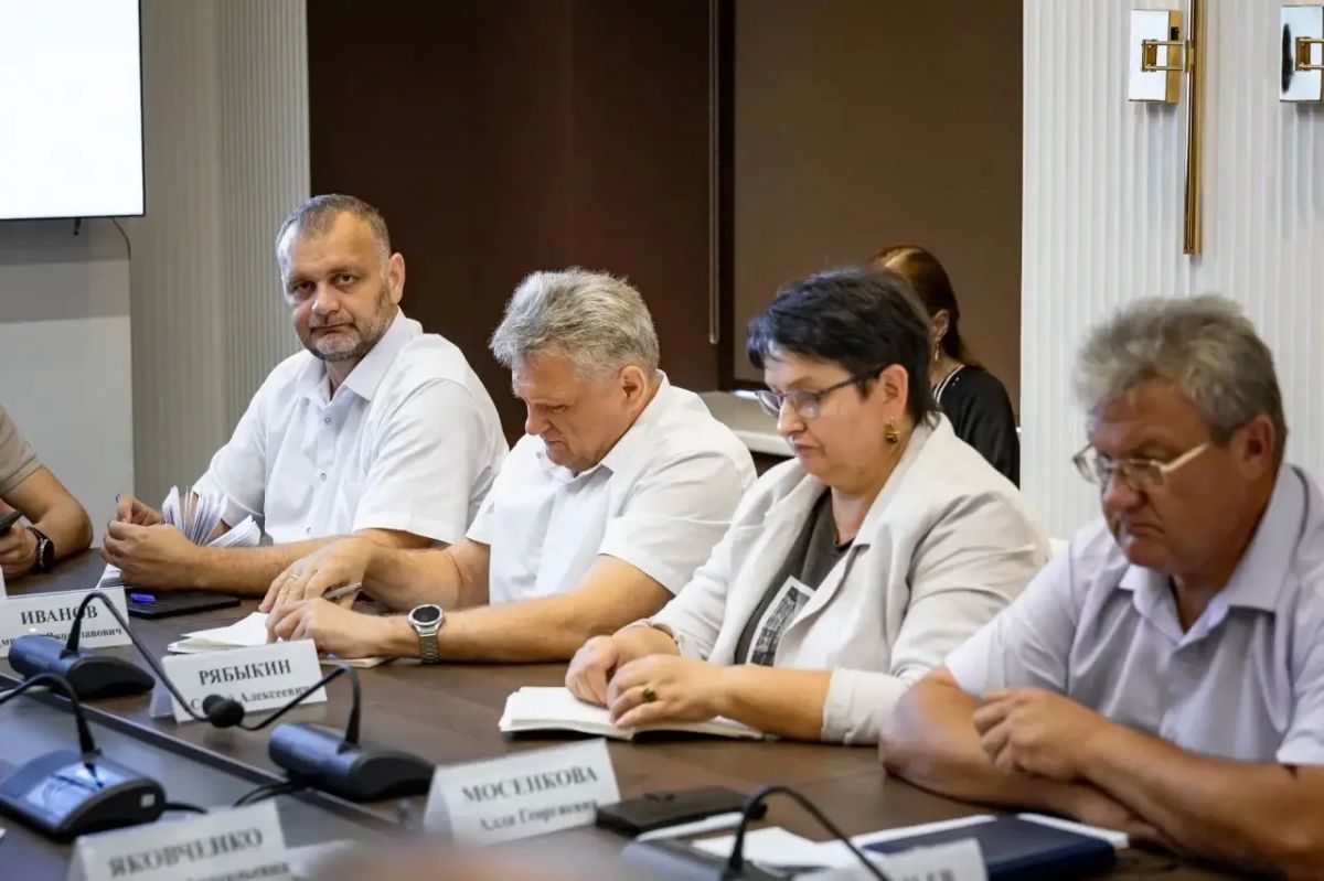 Провел еженедельную рабочую планерку с коллегами Провел еженедельную рабочую планерку с коллегами