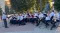 Духовой оркестр выступает у памятника Свиридову в Курске В рамках творческого проекта «Курские сезоны» для горожан играет духовой оркестр под управлением В. Шамина и ансамбль «Разгуляй» КТЦ имени Щепкина