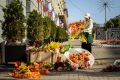 Арку «Курские сезоны» украшают живыми и искусственными цветами