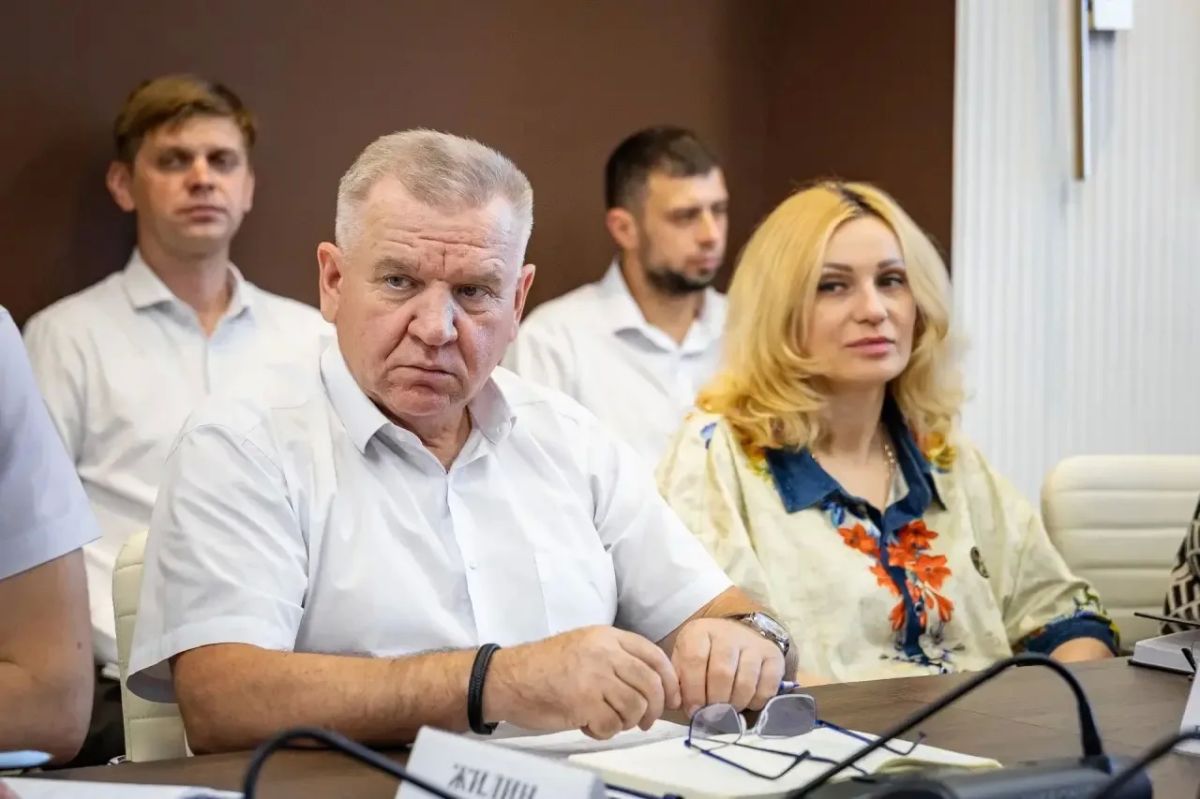 Провел еженедельную рабочую планерку с коллегами Провел еженедельную рабочую планерку с коллегами