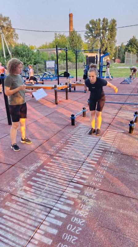 Сотрудники Обоянской спортивной школы провели приём нормативов ВФСК «Готов к труду и обороне» Сотрудники Обоянской спортивной школы провели приём нормативов ВФСК «Готов к труду и обороне»