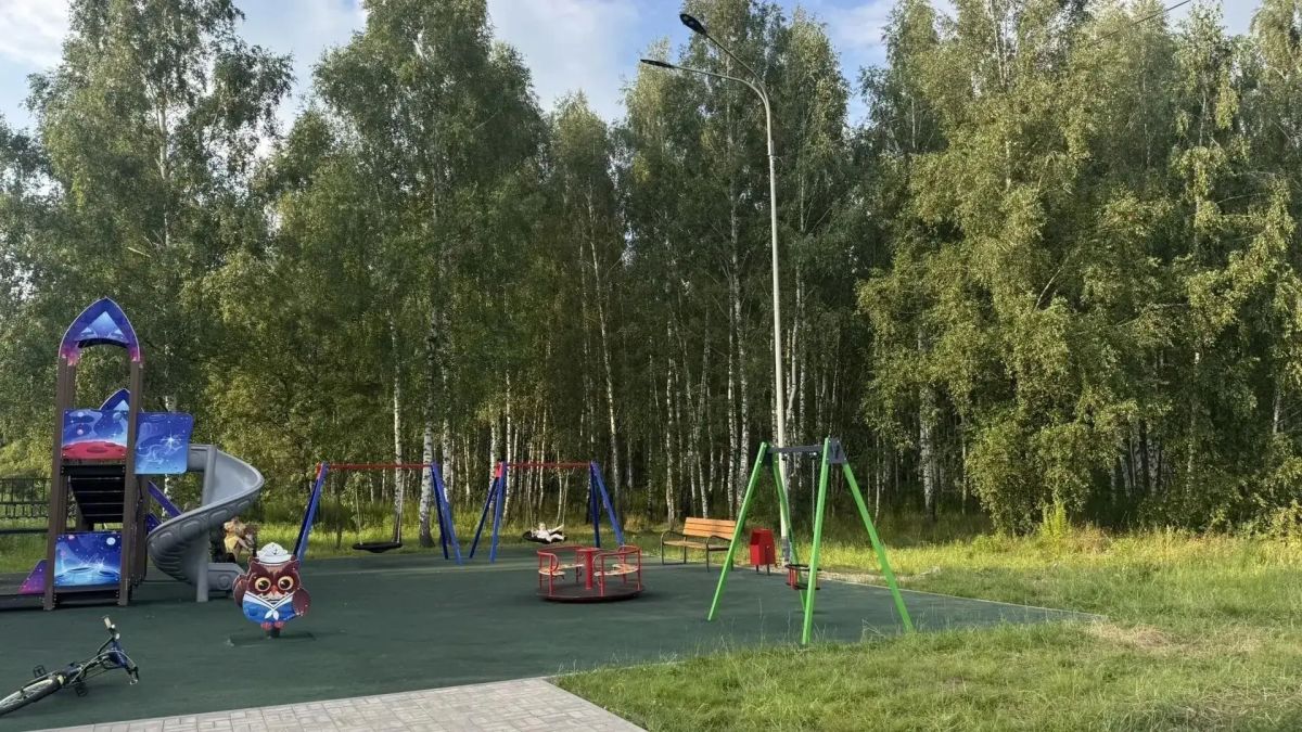 Установили освещение на детской площадке в микрорайоне Заречный Установили освещение на детской площадке в микрорайоне Заречный