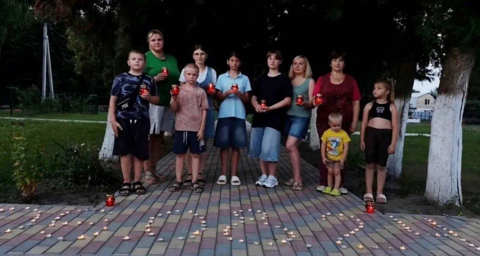 В целях сохранения исторической памяти о событиях августа 2024 года на территории Курской области культработники Глебовской библиотеки и СДК провели акцию «Свеча памяти» В целях сохранения исторической памяти о событиях августа 2024 года на территории Курской области культработники Глебовской библиотеки и СДК провели акцию «Свеча памяти»