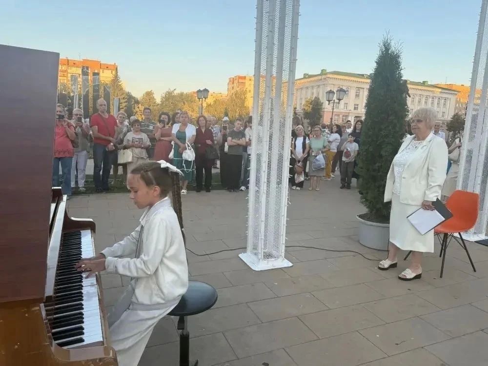 Юные музыканты Курска устроили бесплатный концерт на свежем воздухе Юные музыканты Курска устроили бесплатный концерт на свежем воздухе