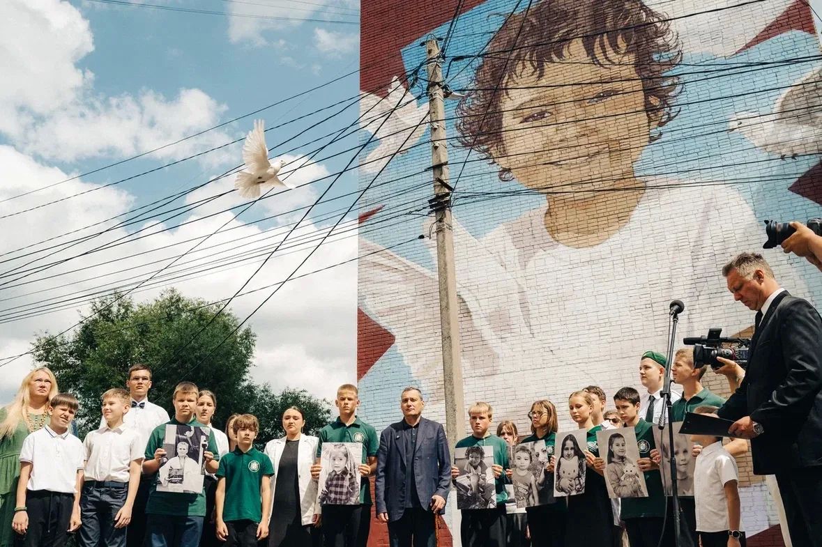 Александр Хинштейн: Открыли сегодня в Курске на улице Ямской мурал Анатолию Минашкину — 5-летнему мальчику, погибшему год назад из-за атаки ВСУ Александр Хинштейн: Открыли сегодня в Курске на улице Ямской мурал Анатолию Минашкину — 5-летнему мальчику, погибшему год назад из-за атаки ВСУ