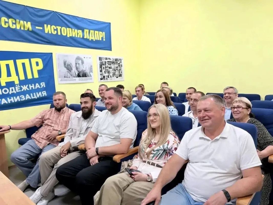 Алексей Томанов: В рамках рабочего визита в Курскую область член Высшего Совета партии Александр Курдюмов провел совещание в штабе реготделения ЛДПР Алексей Томанов: В рамках рабочего визита в Курскую область член Высшего Совета партии Александр Курдюмов провел совещание в штабе реготделения ЛДПР