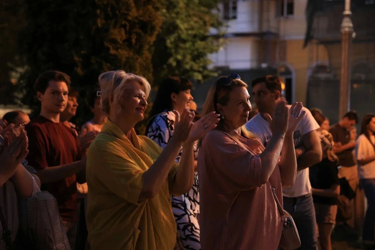 Курян приглашают живую музыку у памятника Свиридову два раза в неделю Курян приглашают живую музыку у памятника Свиридову два раза в неделю