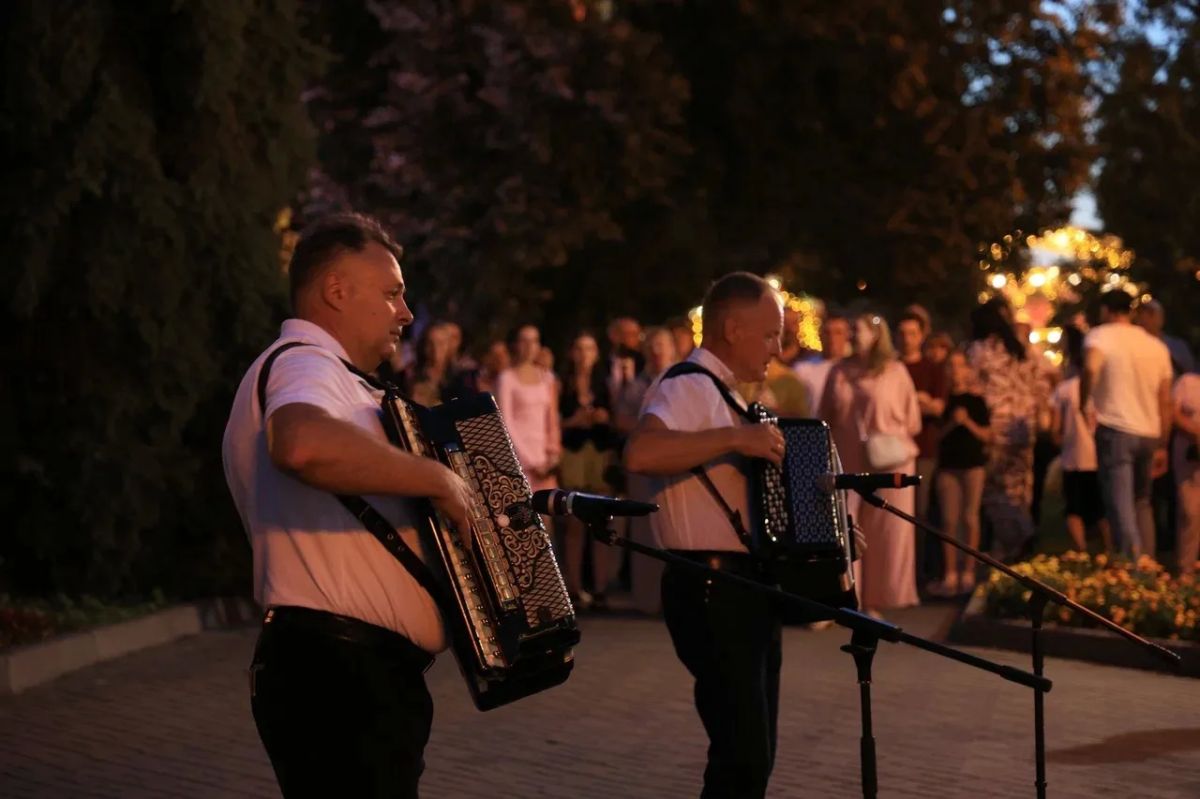 Курян приглашают живую музыку у памятника Свиридову два раза в неделю Курян приглашают живую музыку у памятника Свиридову два раза в неделю