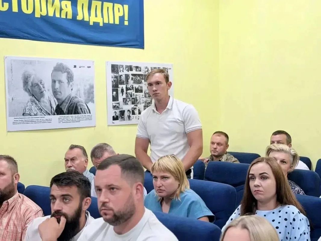 Алексей Томанов: В рамках рабочего визита в Курскую область член Высшего Совета партии Александр Курдюмов провел совещание в штабе реготделения ЛДПР Алексей Томанов: В рамках рабочего визита в Курскую область член Высшего Совета партии Александр Курдюмов провел совещание в штабе реготделения ЛДПР