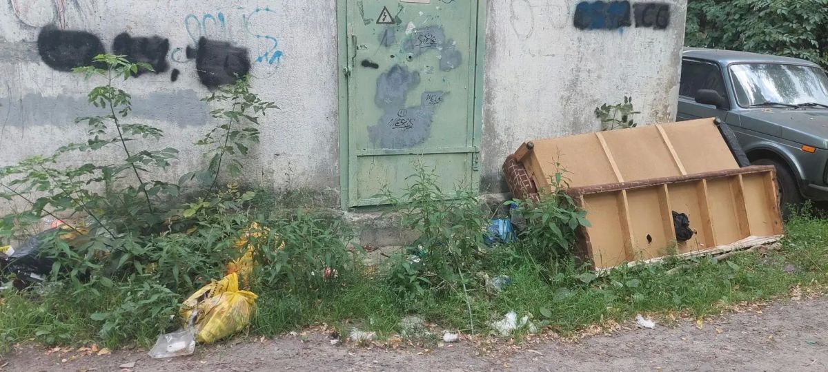 В Курске на КЗТЗ завалили мусором трансформаторную подстанцию В Курске на КЗТЗ завалили мусором трансформаторную подстанцию