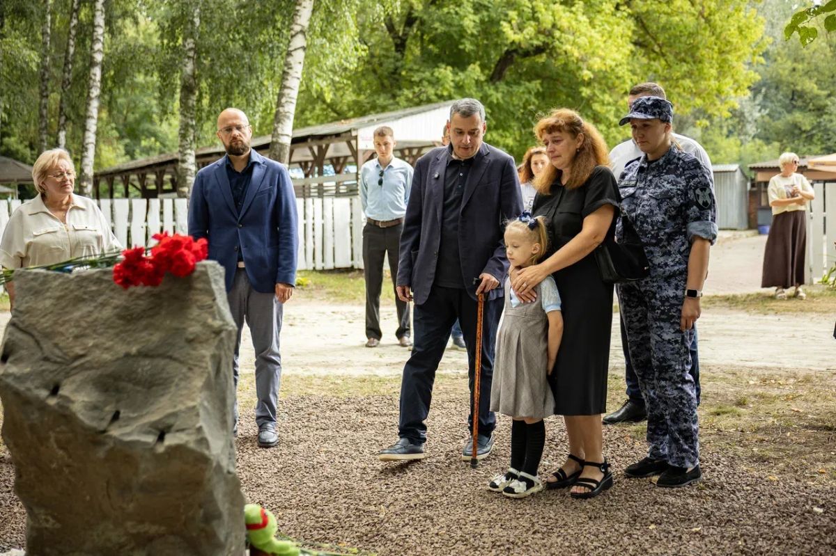Имена курян, погибших от удара ВСУ по пляжу, увековечили на памятном камне Имена курян, погибших от удара ВСУ по пляжу, увековечили на памятном камне