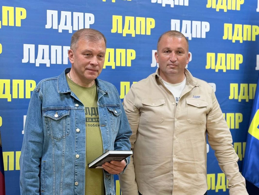 Алексей Томанов: В рамках рабочего визита в Курскую область член Высшего Совета партии Александр Курдюмов провел совещание в штабе реготделения ЛДПР Алексей Томанов: В рамках рабочего визита в Курскую область член Высшего Совета партии Александр Курдюмов провел совещание в штабе реготделения ЛДПР