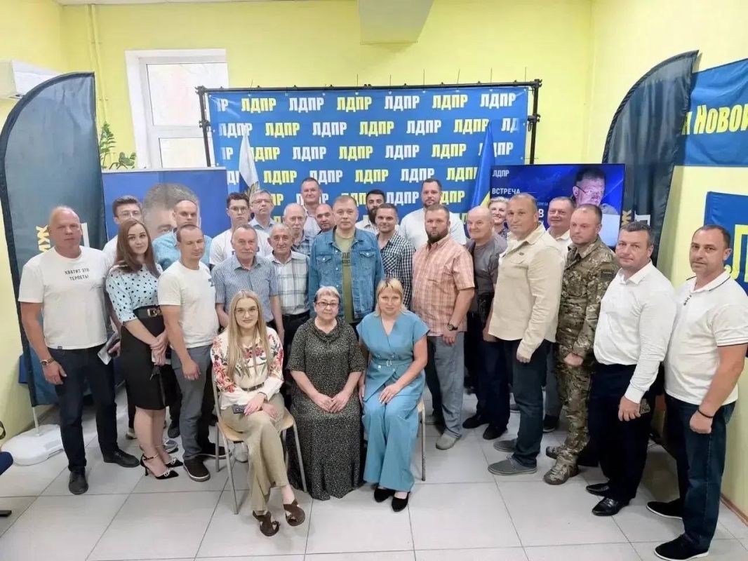 Алексей Томанов: В рамках рабочего визита в Курскую область член Высшего Совета партии Александр Курдюмов провел совещание в штабе реготделения ЛДПР Алексей Томанов: В рамках рабочего визита в Курскую область член Высшего Совета партии Александр Курдюмов провел совещание в штабе реготделения ЛДПР