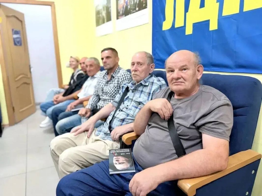 Алексей Томанов: В рамках рабочего визита в Курскую область член Высшего Совета партии Александр Курдюмов провел совещание в штабе реготделения ЛДПР Алексей Томанов: В рамках рабочего визита в Курскую область член Высшего Совета партии Александр Курдюмов провел совещание в штабе реготделения ЛДПР