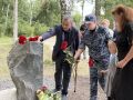У въезда на пляж, где в прошлом году от удара украинского беспилотника погибли четыре человека, установили памятный камень