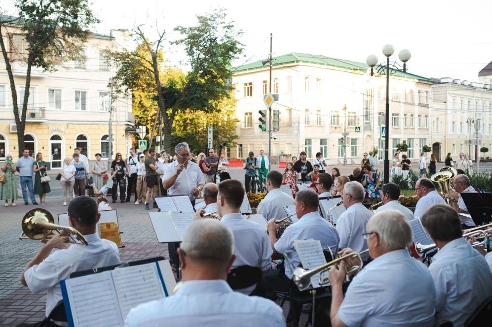 Курян приглашают живую музыку у памятника Свиридову два раза в неделю Курян приглашают живую музыку у памятника Свиридову два раза в неделю