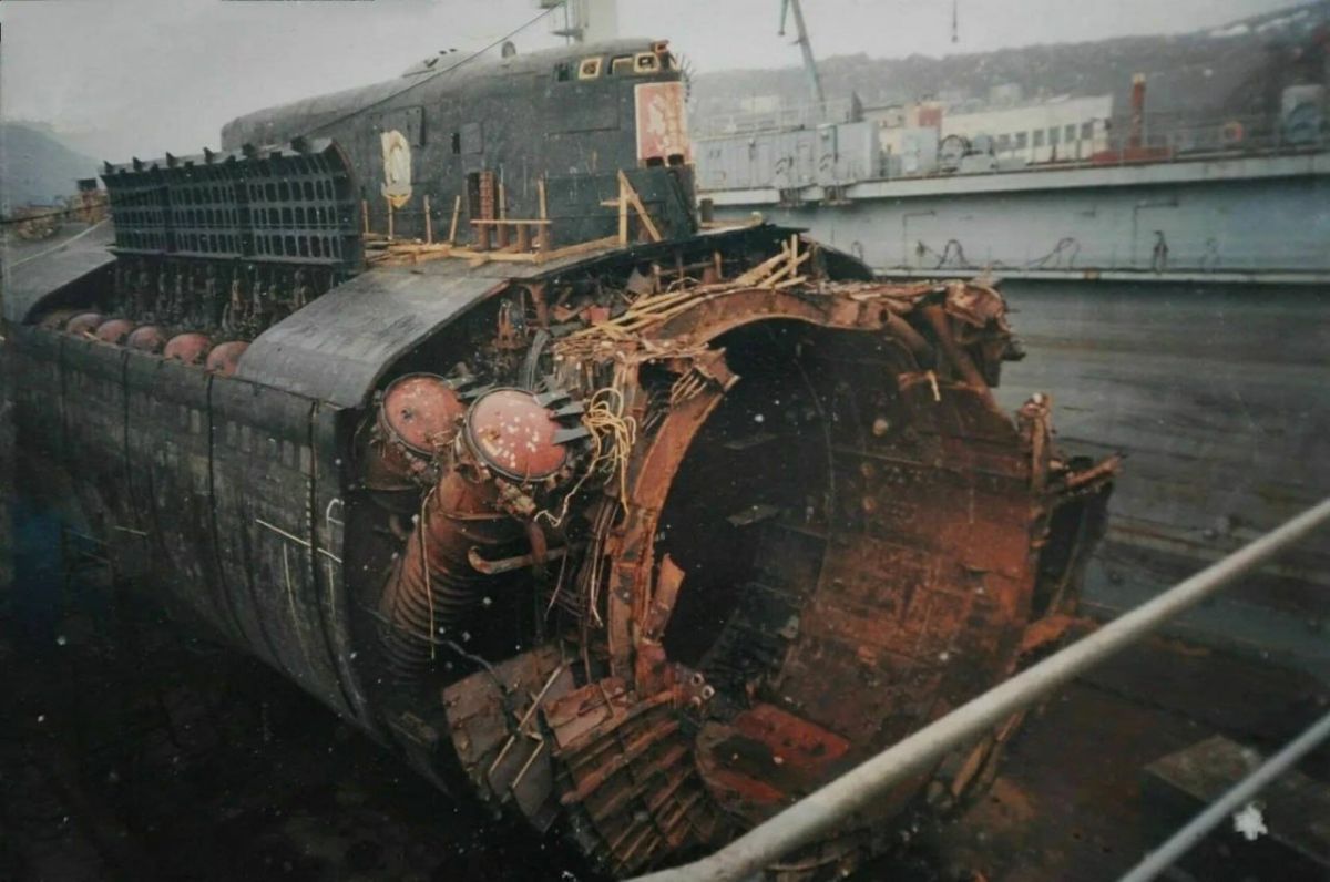 Гибель К-141 «Курск». 26 лет назад, 12 августа 2000 года, в Баренцевом море произошла, пожалуй, самая страшная и самая загадочная катастрофа в истории ВМФ России Гибель К-141 «Курск». 26 лет назад, 12 августа 2000 года, в Баренцевом море произошла, пожалуй, самая страшная и самая загадочная катастрофа в истории ВМФ России
