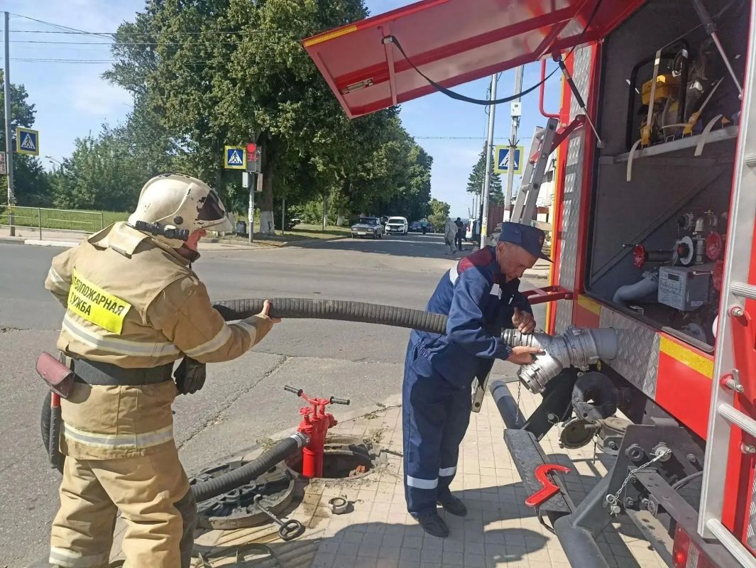 Огнеборцы пожарной части Фатежского района перед началом нового учебного года провели пожарно-тактические занятия в школе № 1. Были отрабатаны действия по тушению пожара, изучены конструктивные особенности и планировка... Огнеборцы пожарной части Фатежского района перед началом нового учебного года провели пожарно-тактические занятия в школе № 1. Были отрабатаны действия по тушению пожара, изучены конструктивные особенности и планировка...