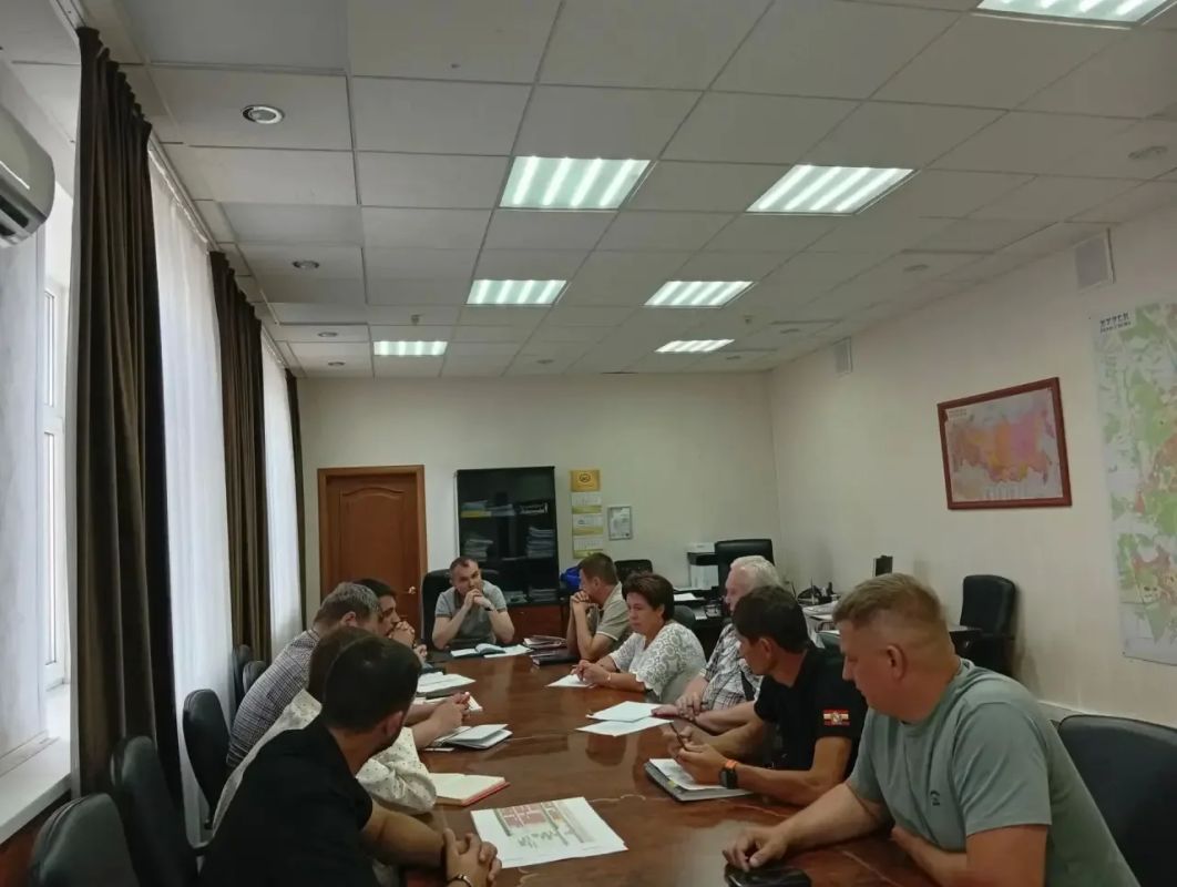 Под председательством заместителя главы администрации города Евгения Полянского в комитете ЖКХ прошло совещание по вопросу выполнения дорожных работ в областном центре