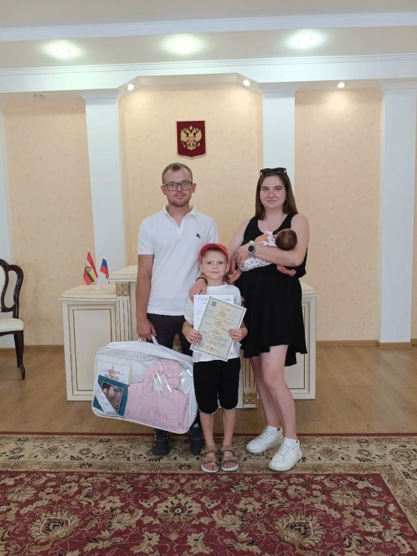 В минувшую неделю в отделе ЗАГС Администрации Фатежского района первый официальный документ - свидетельство о рождении дочери - получили две семьи