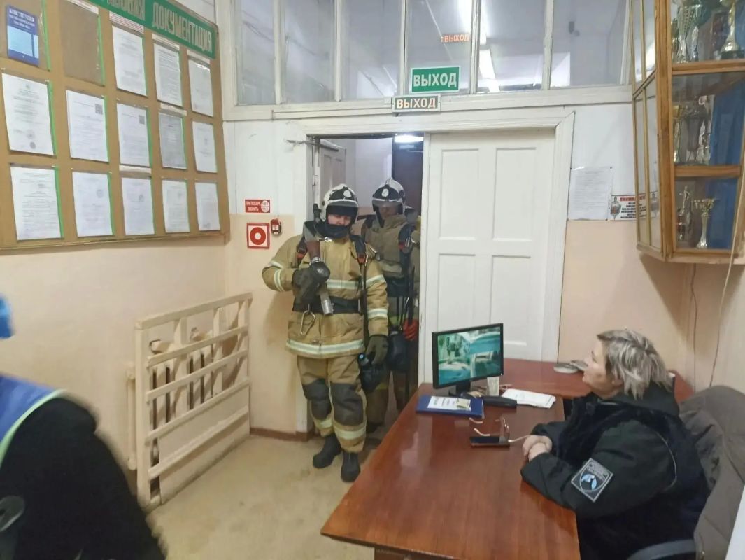 Огнеборцы пожарной части Фатежского района перед началом нового учебного года провели пожарно-тактические занятия в школе № 1. Были отрабатаны действия по тушению пожара, изучены конструктивные особенности и планировка... Огнеборцы пожарной части Фатежского района перед началом нового учебного года провели пожарно-тактические занятия в школе № 1. Были отрабатаны действия по тушению пожара, изучены конструктивные особенности и планировка...