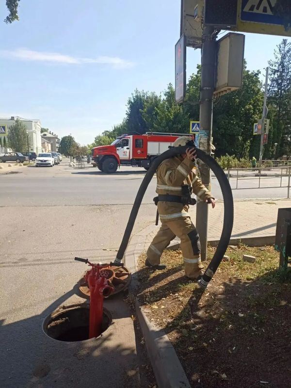Огнеборцы пожарной части Фатежского района перед началом нового учебного года провели пожарно-тактические занятия в школе № 1. Были отрабатаны действия по тушению пожара, изучены конструктивные особенности и планировка... Огнеборцы пожарной части Фатежского района перед началом нового учебного года провели пожарно-тактические занятия в школе № 1. Были отрабатаны действия по тушению пожара, изучены конструктивные особенности и планировка...