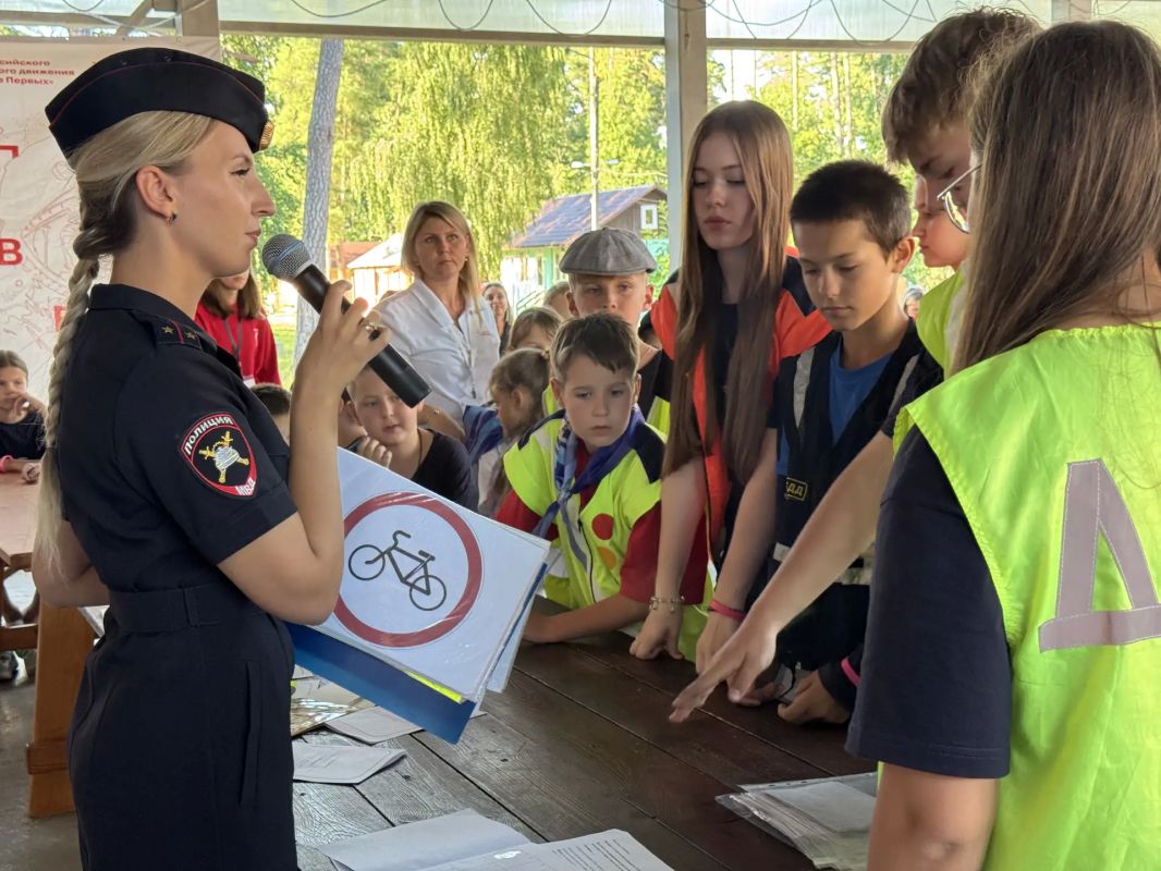 Железногорские полицейские приехали в гости к отдыхающим в лагере «Олимпиец» Железногорские полицейские приехали в гости к отдыхающим в лагере «Олимпиец»