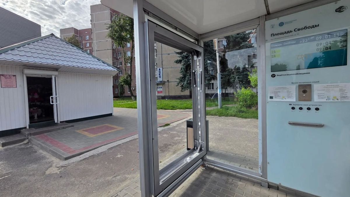 В ночь с 7 на 8 августа 2026 года на остановке «Площадь Свободы» было разбито стекло в остановочном павильоне