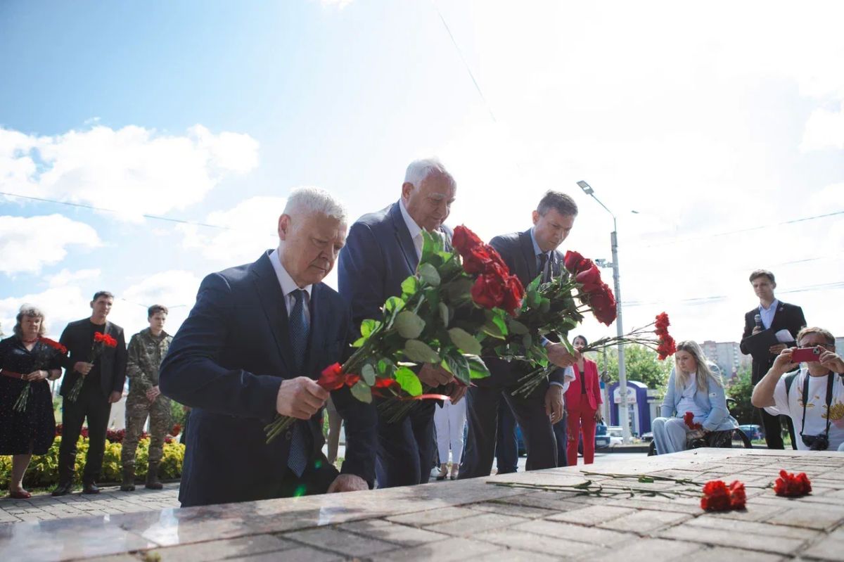 Куряне почтили память экипажа подводной лодки «Курск» Куряне почтили память экипажа подводной лодки «Курск»