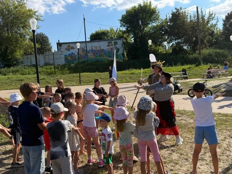 На теплый берег пришвартовались две пиратки, которые хотели силой забрать запасы еды На теплый берег пришвартовались две пиратки, которые хотели силой забрать запасы еды