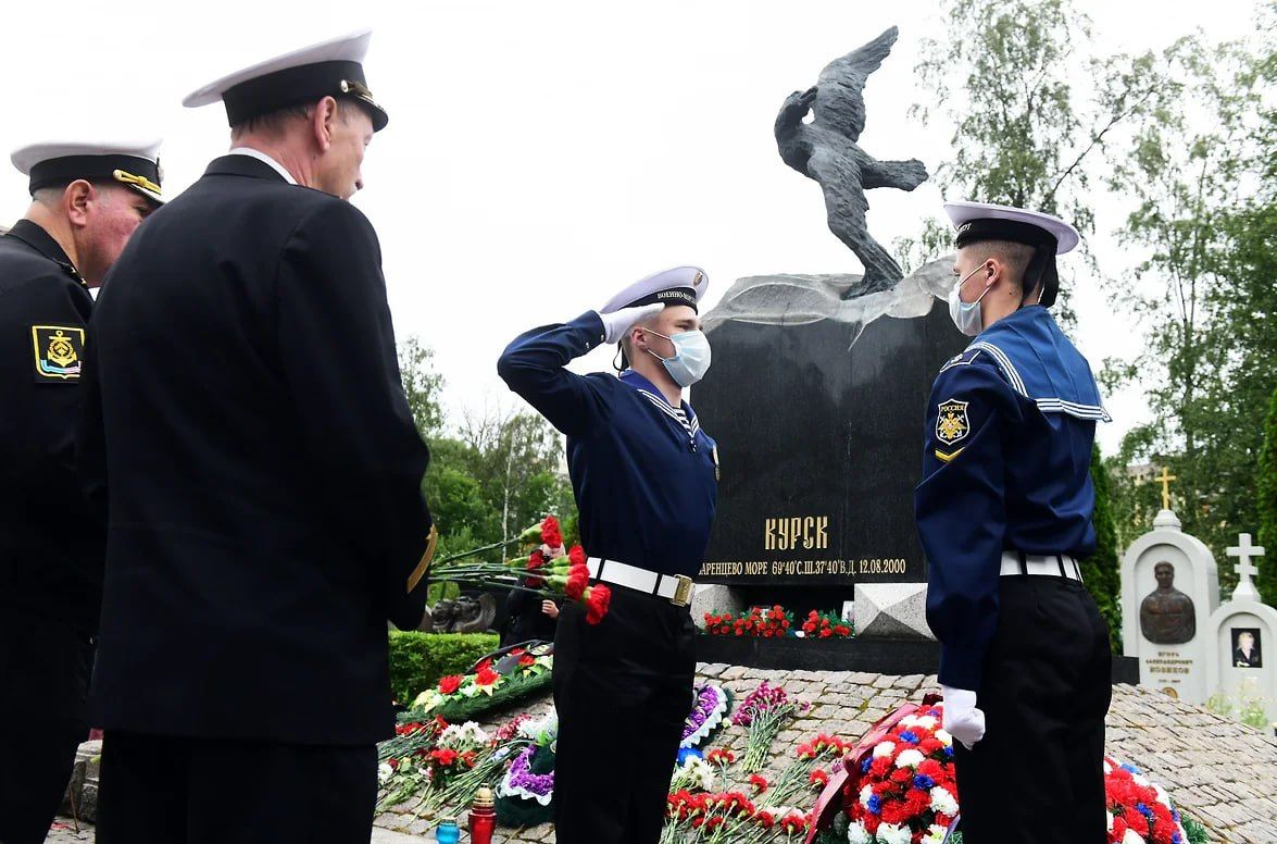 26 лет гибели «Курска». 26 лет назад, 12 августа 2000 года в Баренцевом море затонула атомная подводная лодка К-141 «Курск» 26 лет гибели «Курска». 26 лет назад, 12 августа 2000 года в Баренцевом море затонула атомная подводная лодка К-141 «Курск»