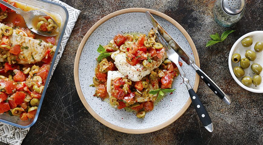 Свежая закуска: рыба с помидорами и оливками