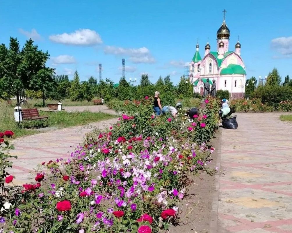 Игорь Корпунков: Чтобы розы в городском парке цвели пышнее, важно вовремя провести уход за ними Игорь Корпунков: Чтобы розы в городском парке цвели пышнее, важно вовремя провести уход за ними