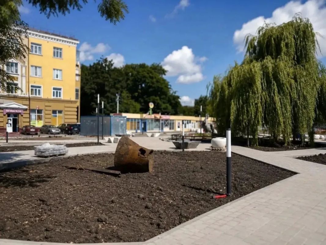 Глава Курска Евгений Маслов раскритиковал ход работ в сквере «Пеликан» Глава Курска Евгений Маслов раскритиковал ход работ в сквере «Пеликан»