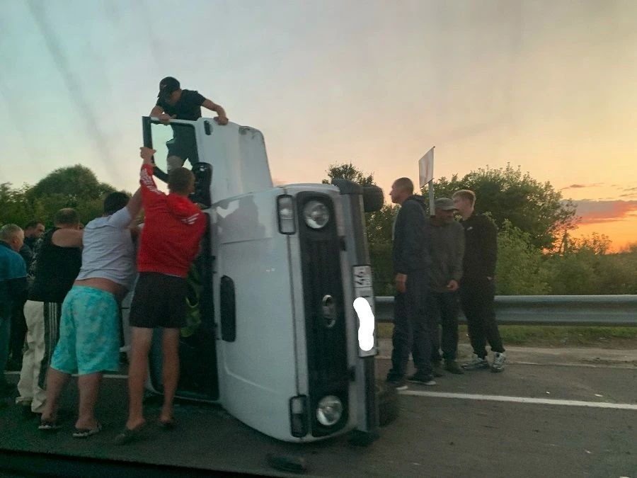 Под Курском перевернулся автомобиль Под Курском перевернулся автомобиль