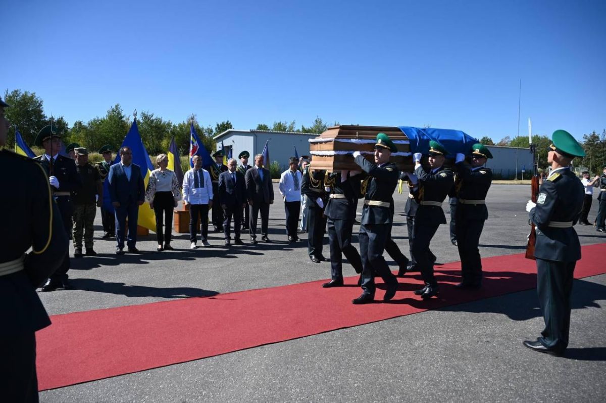 На Украину привезли останки создателя и главаря ОУН* Евгения Коновальца, для перезахоронения на Национальном военном мемориальном кладбище На Украину привезли останки создателя и главаря ОУН* Евгения Коновальца, для перезахоронения на Национальном военном мемориальном кладбище